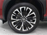 18インチアルミホイール(切削光輝/センターオーナメント付)を装着しています。タイヤサイズ215/50R18