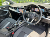 人間工学に基づいて設計されたシートは車のもっているドライビングフィールを存分にドライバーに伝えてくれるクオリティの高い仕上がりとなっています。
