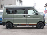 当社の届出済未使用車は、店舗に『新車おろしたて』の状態で入荷いたします。新規届出によりナンバーを取得後、店頭で丁寧に展示・保管をしています。遠方のお客様にも、安心してお勧めできるコンディションです。