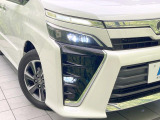 【LEDヘッドライト】悪天候や夜間走行時も良好な視界を確保し安心して運転できる高輝度LEDヘッドライトを装備!点灯速度が早く、消費電力も抑えられています。