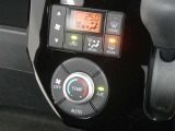 【オートエアコン】車内温度を感知して自動で温度調整をしてくれるのでいつでも快適な車内空間を創り上げます!どの席に座っても快適なドライブが楽しめます♪