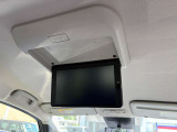 フリップダウン式11インチワイドVGA液晶後席専用モニターです。フルセグ地デジTVやスマホミラーリング機能で同期した動画などを後席で再生しつつ、前の座席ではナビゲーションの案内などが出来ます。