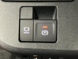 【電動パーキングブレーキ+オートブレーキホールド機能】 指先だけで簡単に操作が可能なパーキングブレーキ、スイッチを押すとブレーキペダルから足を離してもブレーキを保持できるオートブレーキホールド搭載。