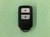 スマートキーを装備しています。鍵を差し込むことなくドアロックの開け閉めと、スタートボタン操作でのエンジンスタートができます。