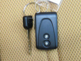 電子キーをポケットやカバンに入れているだけで、ドアの開錠・施錠が行えます。荷物を抱えていてもラクラク開閉です。エンジン始動も行えます。
