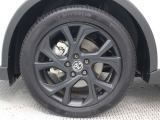 18インチアルミホイール(マットブラック塗装+ダークスモークメッキナット/センターオーナメント付)を装着しています。タイヤサイズ225/50R18