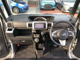 シンプルながら機能性溢れる運転席廻りです。視界性もよく、運転しやすいですよ。