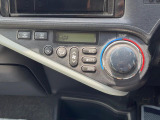 【オートエアコン】一度お好みの温度に設定すれば、車内の温度を検知し風量や温度を自動で調整。暑い&hellip;寒い&hellip;と何度もスイッチ操作をする必要はありません。快適な車内空間には必須の機能ですね♪