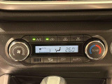 作動状態が一目でわかる液晶ディスプレイ付きAUTOエアコンを装備しています♪室内の温度を設定するとセンサーが室温を感知して、温度、風量を自動的にコントロ-ルして快適な空間を作ってくれます!
