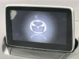 【マツダコネクト】車内の雰囲気にマッチした一体型タイプのディスプレイ。各種車輌設定やBluetooth再生等、様々な機能が楽しめます。専用SDカードのご購入で、ナビ機能も使用出来ます。