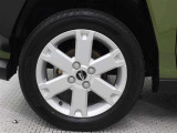 純正アルミホイールは精度が高く、走行の安定性が優れています。タイヤサイズ165/65R15