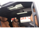 【左右独立ムーンルーフ】車内に採光を。明るく開放的な気持ちの良いドライブが楽しめます。
