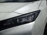 【LEDヘッドライト】悪天候や夜間走行時も良好な視界を確保し安心して運転できる高輝度LEDヘッドライトを装備!点灯速度が早く、消費電力も抑えられています。