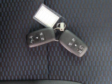 電子キーをポケットやカバンに入れているだけで、ドアの開錠・施錠が行えます。荷物を抱えていてもラクラク開閉です。エンジン始動も行えます。