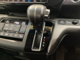 CVT車のセレクトレバーです。低速から高速まで、変速ショックのないスムーズな走りを実現するとともに、エンジン効率のよい領域を維持することで燃費にも貢献します。