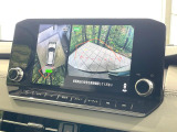 【マルチアラウンドモニター】専用のカメラにより、上から見下ろしたような視点で360度クルマの周囲を確認することができます☆死角部分も確認しやすく、狭い場所での切り返しや駐車もスムーズに行えます。