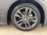 純正のアルミホイール装着。タイヤサイズは214/45R17