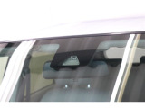 レーザーレーダーと前方カメラの2つのセンサーで各運転支援装置の作動に必要情報を認識しています。