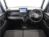 ◆インパネ◆乗る人が心地よい、爽快なフロントビュー。視界の爽快性はもちろん、右左折時もしっかりと安全確認ができます。広く見渡せて、運転に安心をもたらします。