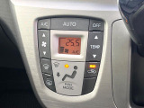 【オートエアコン】一度お好みの温度に設定すれば、車内の温度を検知し風量や温度を自動で調整。暑い&hellip;寒い&hellip;と何度もスイッチ操作をする必要はありません。快適な車内空間には必須の機能ですね♪