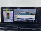 【全周囲カメラ】クルマの真上から見ているかのような映像が見れるので、駐車が苦手な方には特にうれしい装備です♪