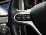 ハンドルにオーディオ操作用スイッチを備え、手を放さずに操作可能。安全性と利便性を両立しています。