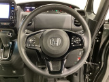 ハンドルにHondaセンシング系のクルーズコントロールやレーンキープアシストなどのスイッチと、オーディオの操作スイッチが装備されています。ハンドルから手を離さず安全に操作できます。