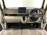 車内は光触媒抗菌消臭施工済です。インパネ周りはスタイリッシュなデザインです。グローブボックスやカップホルダーのほかにトレーなどたくさんの収納スペースが付いています。