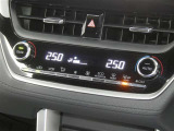 【オートエアコン】車内温度を感知して自動で温度調整をしてくれるのでいつでも快適な車内空間を創り上げます!どの席に座っても快適なドライブが楽しめます♪