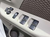 全席パワーウィンドウとなっています。運転席はオートになっているのでワンタッチ開閉することが出来ます。