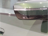 【BMWミラー】視認性の高いスタイリッシュなミラー。自動防眩機能も付いており夜間のドライビングをサポートします。