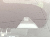 【インテリジェントエマージェンシーブレーキ】フロントカメラで前方の車両や歩行者を検知。衝突しそうな時は衝突被害軽減ブレーキが作動、衝突回避をサポート。より安全にドライブをお楽しみいただけます。