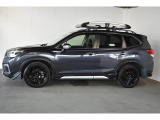スバルの4WD(AWD)は直進安定性に優れ、日常走行から高速走行まで、さまざまなシーンで安心感に満ちた走りが愉しめます。それは悪路や泥道など左右のタイヤの路面状況が異なるシーンでも変わりません。
