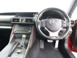 見通しのよいすっきりとした視界で、誰でも運転しやすいです。運転のしやすさは疲れにくさにも繋がりますよ♪