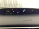 デジタル表示のスピードメーターとタコメーターを大きく配した見やすいメーター部になっています。左側のインフォメーション画面でオドメーターや燃費などの情報を確認できます。