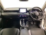 車内は光触媒抗菌消臭施工済です。スタイリッシュなデザインでスポーティなインパネ周りを演出します。グローブボックスやカップホルダーのほかにトレーなどたくさんの収納スペースが付いています。