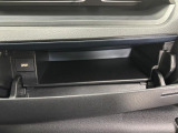運転席側のインパネアッパーボックスは嬉しい収納!USBソケット付きでスマホの充電もできます!