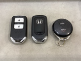 スマートキーを装備しています。鍵を差し込むことなくドアロックの開け閉めと、スタートボタン操作でのエンジンスタートができます。加えて、純正リモコンエンジンスターター用の操作キーもついています。
