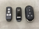 スマートキー付きですからドアロックの開閉およびエンジンスタートが楽々です。電動スライドドアの開け閉めもボタンで操作できます。加えて、純正リモコンエンジンスターター用の操作キーもついています。
