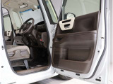 床が低くシート座面が高め。これがこの車の良い所