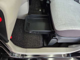 助手席シートアンダーボックス(車検証収納トレイ付)。大容量で前席からも後席からも引き出しが可能です。