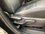 運転席シート座面は上下アジャスター付きです。お好みの位置に調整可能です。