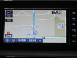ナビ付きで、遠出や初めての道も安心。道に迷う心配が少なく、同乗者との会話や運転に集中出来ます。ご家族でのお出かけにも心強いポイントです。