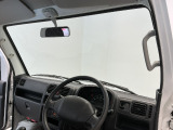 【前方視界】開放的な前方視界!運転がしやすく疲れにくいです♪窓が大きく、見通しがとっても良いおクルマですよ♪