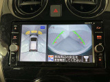 上からの視点で狭い駐車場への駐車に役立つ、アラウンドビューモニター対応メモリーナビ装備。