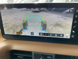 インビジブルフードビュー搭載。クルマの下が透けてみえるような映像を確認しながら、障害物への接触を未然に防ぎます。