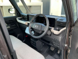 快適に運転できるドライブポジション!運転席シートリフターとシートスライドで、無理のない運転姿勢がとれます。