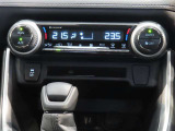 左右独立温度コントロールフルオートエアコンです。運転席、助手席それぞれで独立して温度設定ができます。冷え性の方が乗っても安心ですね♪