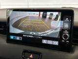 リバースギアに入れるだけで後方の表示へ切り替わります。夜間や雨の日の駐車も楽になりますよ。