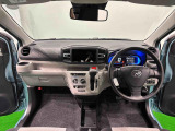 落ち着いた雰囲気のモノトーンインパネ。シンプルなスイッチ類、大きく分かりやすいデジタルメーター、運転のしやすさを最優先したことで、前方・右前・左前方向の視認性の良さが自慢です!